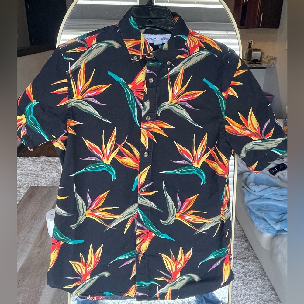 Old Navy Black Short-Sleeve Button-Up Shirt with Tropical Floral Print